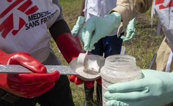 Once the water points are identified, the MSF team observe the level of larvae that exists. Then, they assess the necessary quantity of insecticides to use for each point according to the technical criteria the MSF agents have.