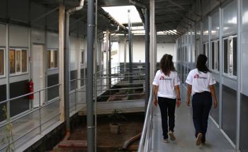 Picture of MSF staff walking through corridors of Kenema Hospital in Sierra Leone
