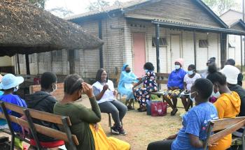 MSF Social Worker and teen mum's discussing on urgent maternal signs