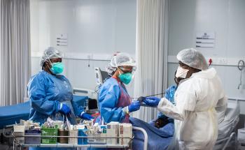 The rapid addition of inexperienced staff in an emergency situation, as happened in many hospitals during South Africa’s second COVID-19 wave, can produce challenges, which MSF witnessed first-hand in the field hospital at Ngwelezana Tertiary Hospital in northern KwaZulu-Natal. In this 113 bed COVID-19 facility MSF and Department of Health staff worked side by side from 11 January. To bring order to a potentially chaotic situation, the appointment of an experienced nurse activity manager to organize the fac