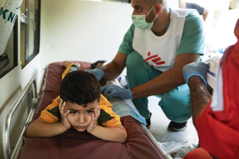 Four-yearl-old Hamza is receiving wound care treatment in the MSF medical point in Karantina, Beirut. 