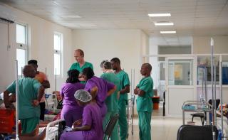 Sierra Leone Midwifery: Medical staff at the Maternity ward in Kenema hospital during rounds with the patients