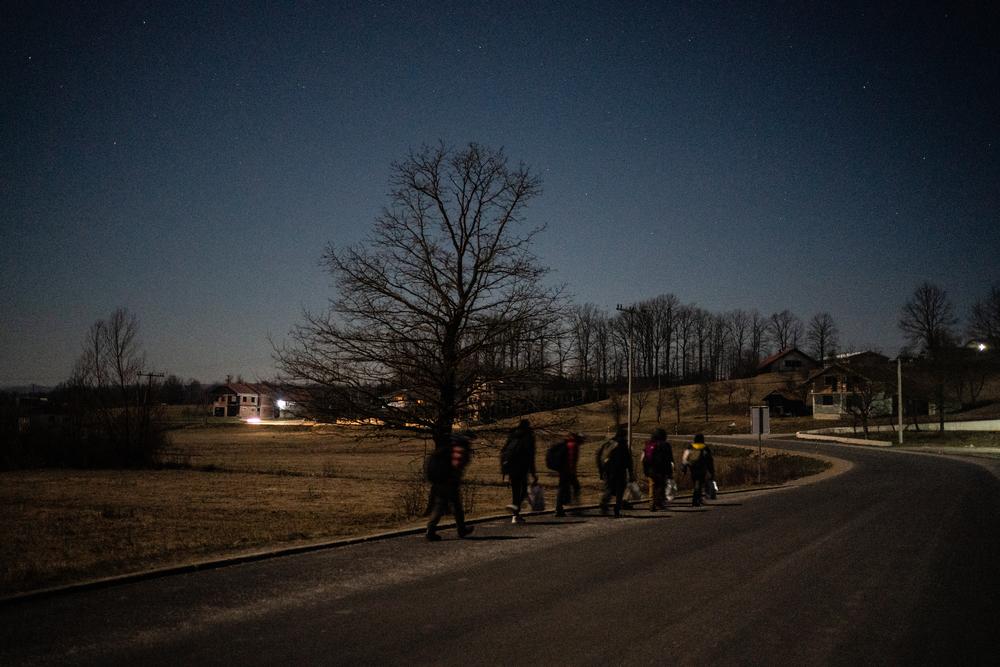 Refugees and migrants walking between Velika Kladuš and Bihać.