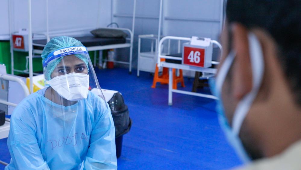 MSF staff doctor having a counselling session with a COVID-19 patient