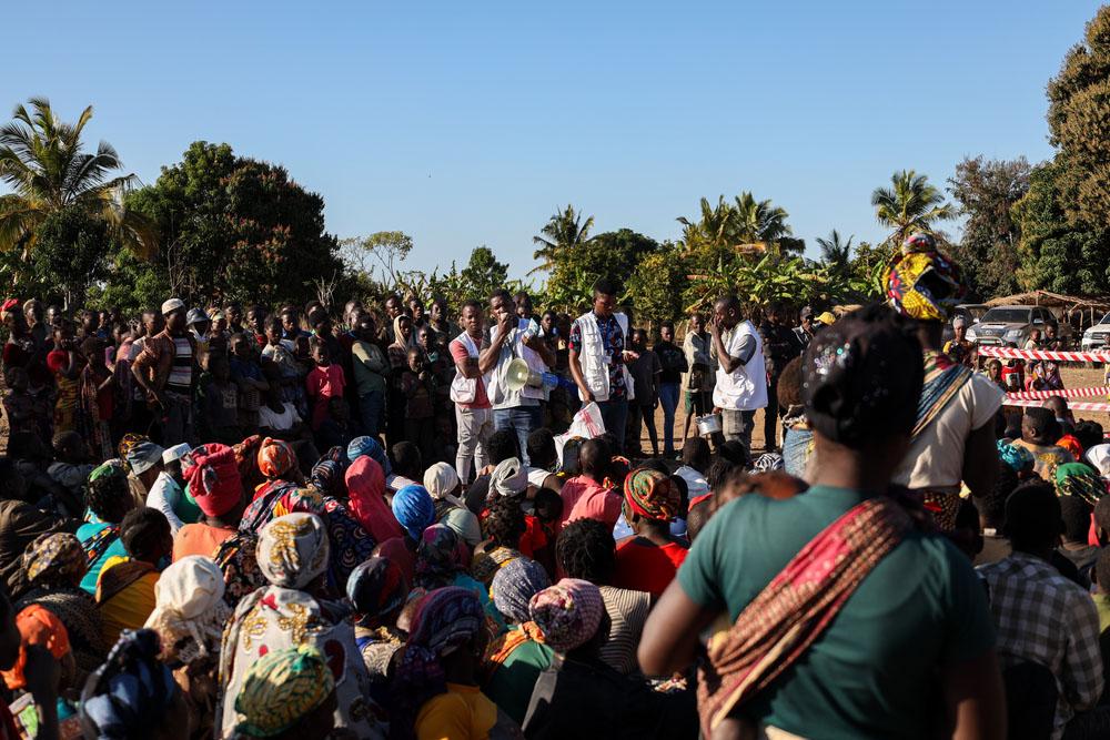 MSF driver and logistician, Jamal Gonçalves, explains what is in MSF’s relief items kits to newly displaced families in Mumane, a community near the city of Montepuez.