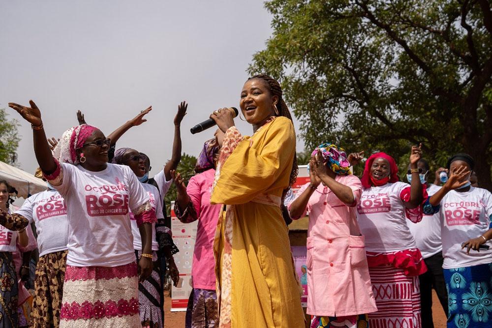 Bintou Soumbounou, performed the song "N'ayons plus peur", written for the Pink October campagin, at the opening ceremony of the Pink October campaign in Yirimadio health centre, Bamako, with MSF, MoH and all the partners. 