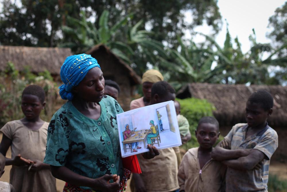 Dosabe Mbantegheis, 38 years old is a community counselor working with MSF health promoter staff to encourage the effective use of contraception and counseling for family planning in rural communities in Masisi territory.