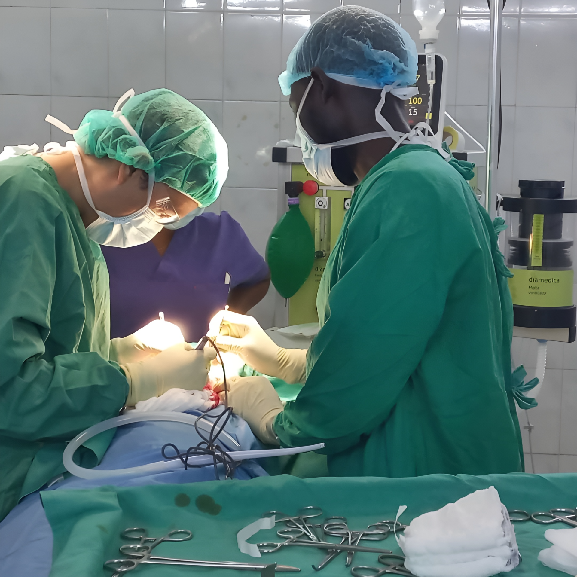 Image of Dr Aldo Rodriguez, Mexican surgeon in Gaza performing a  surgery. 