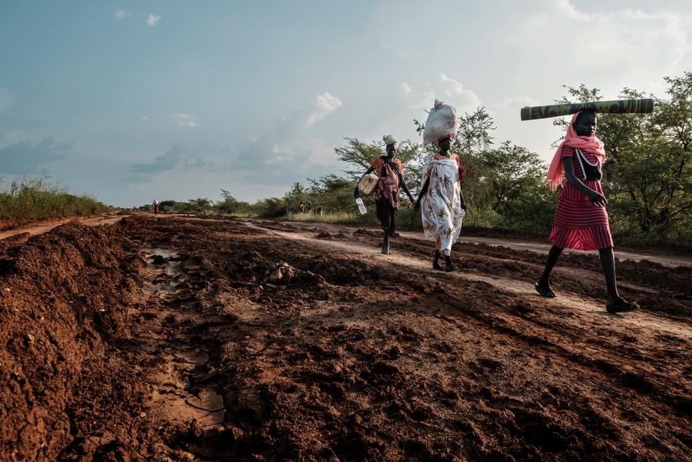 Women making their way to the PoC camp and hospital in Bentiu. 