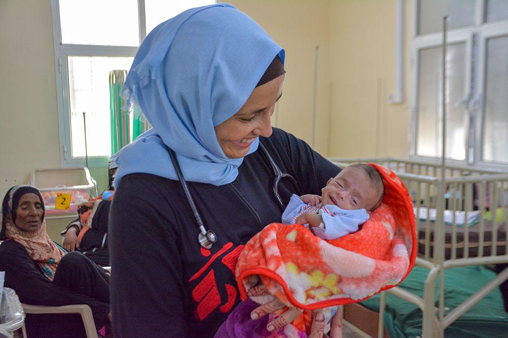 MSF pediatrician Monica Costeira and baby of Jumma sharing a smile at the neonatal unit of Al-Qanawis mother and child hospital in Hodeidah, Yemen. 