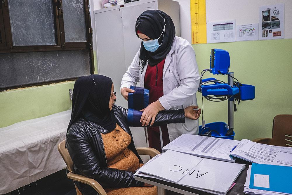 Mariam, 20 years old, lives in Mosul and is pregnant with her third child. She came to MSF’s Al Amal maternity to attend an antenatal care consultation. Here a midwife is checking her blood pressure “It’s my first time coming to this maternity”, she says.