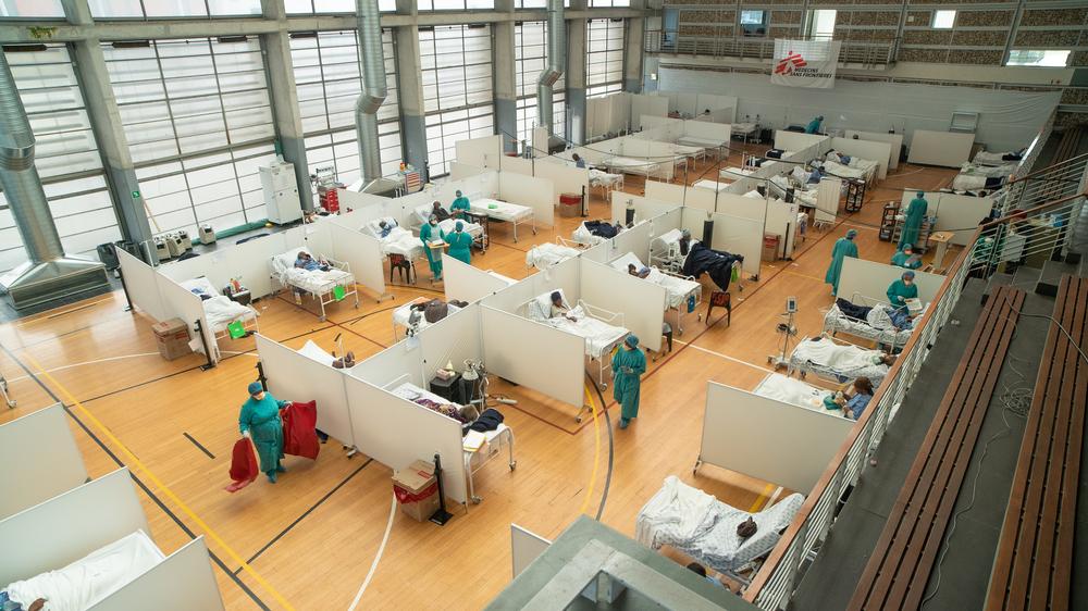 The 60-bed Khayelitsha Field Hospital was developed by MSF to support the nearby Khayelitsha District Hospital. Western Cape, South Africa