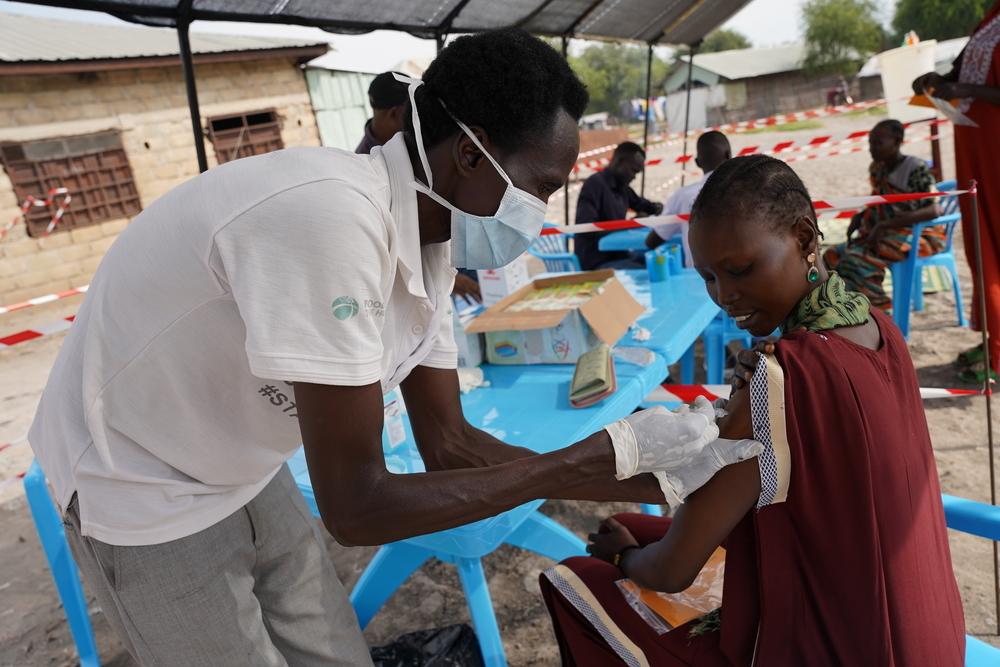 MSF Staff administers a hepatitis E vaccine on a patient in South Sudan