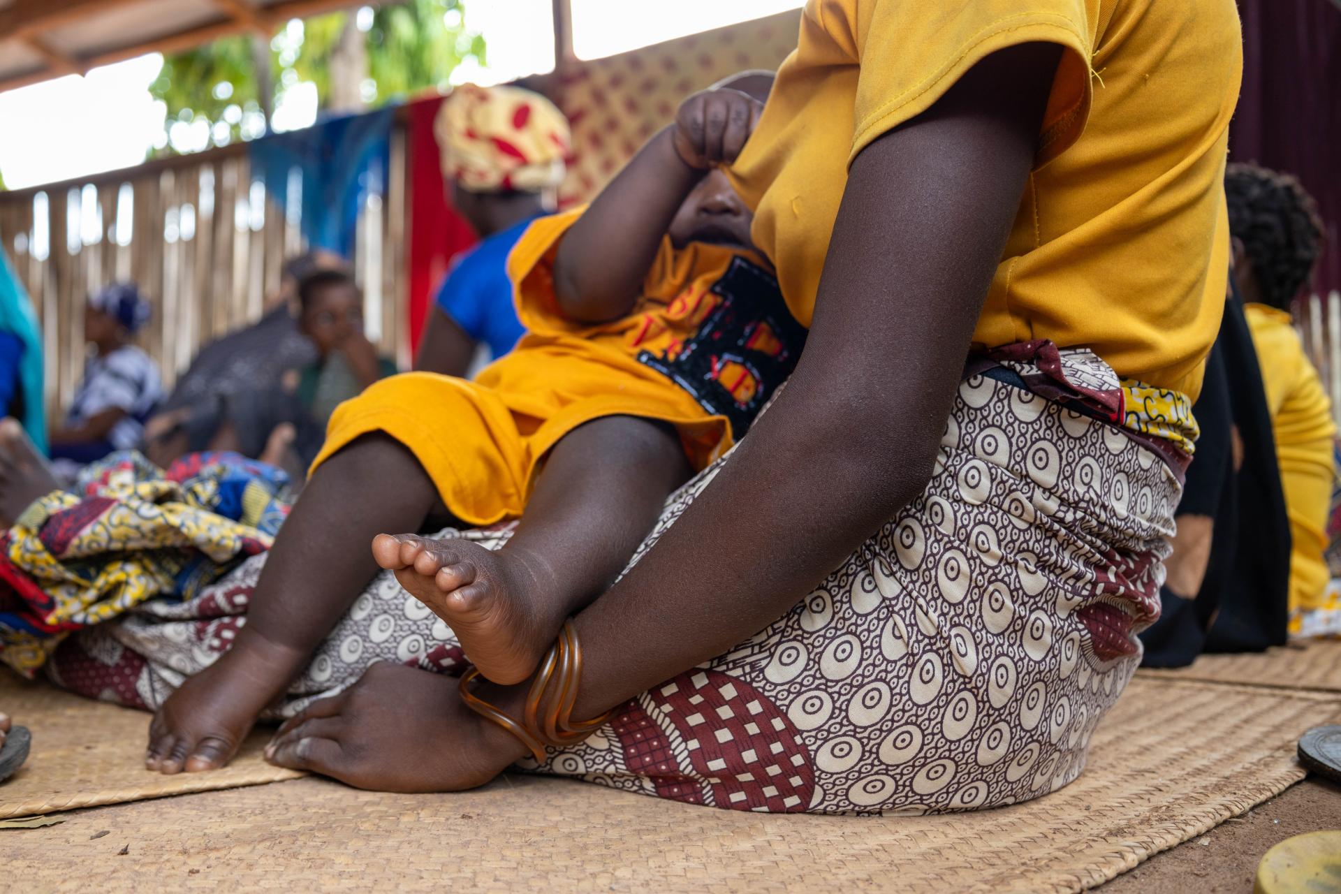 Image of a mother and child waiting in the paediatric triage area at MSF’s Clinic in Nanga, Macomia, Cabo Delgado.