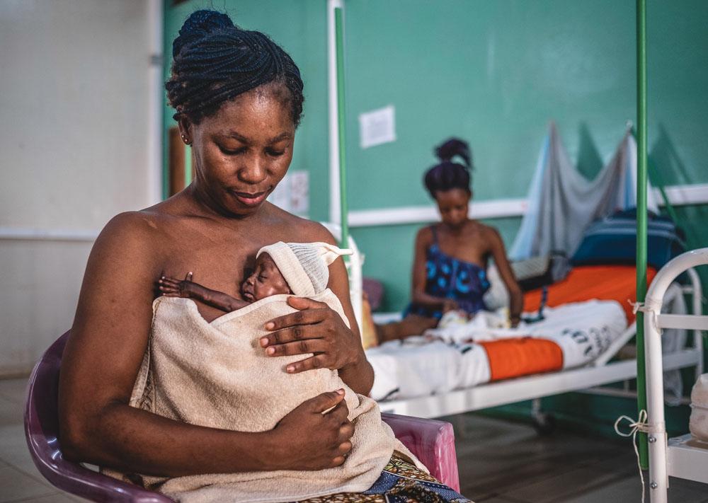 Stephanie Kamangomda, with her son Archange, born prematurely at 28 weeks, who remained in intensive care of the CHUC for 45 days. 