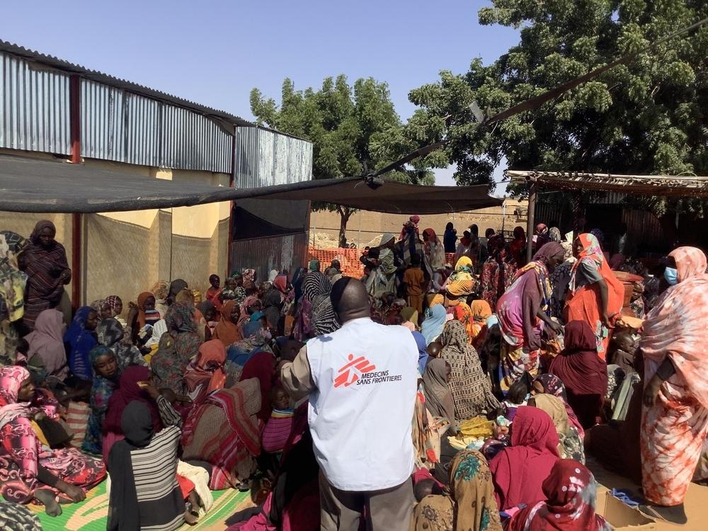 View of mother and child waiting at MSF clinic in Zamzam camp, 15 km from El Fasher, North Darfur, Sudan. 