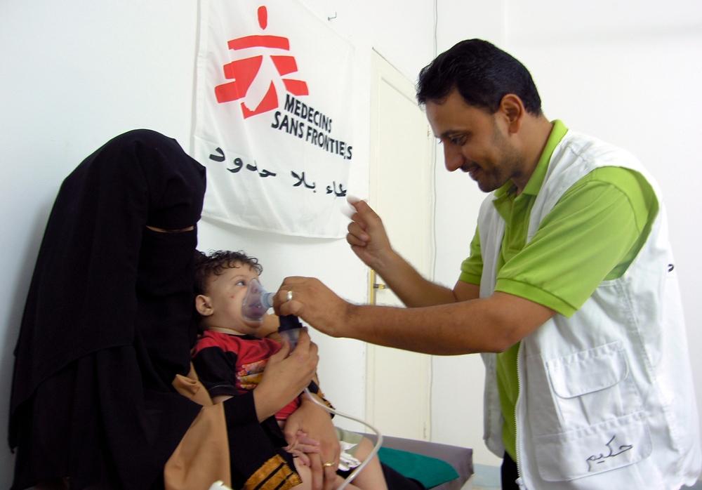 MSF staff paediatric nurse in a consultation with a mother and child