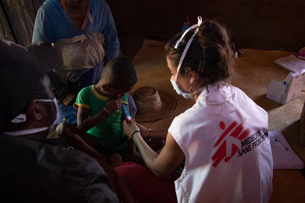 Enora, MSF doctor in medical consultation.