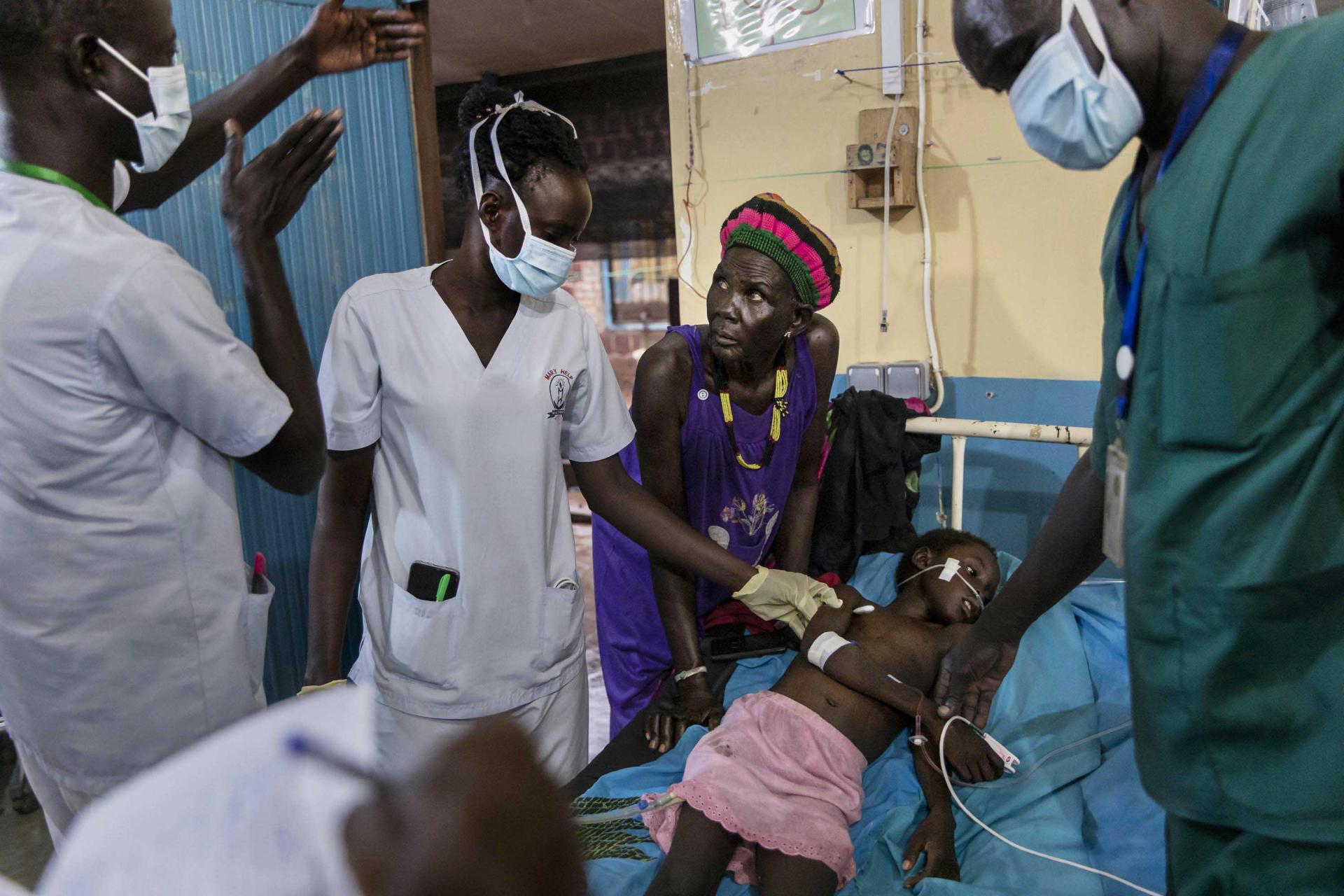 Atong Dut Deng, 8 years old, infected with celebral malaria. She is being attended to by MSF medical staff in the ICU at MSF supported Aweil State Hospital.
