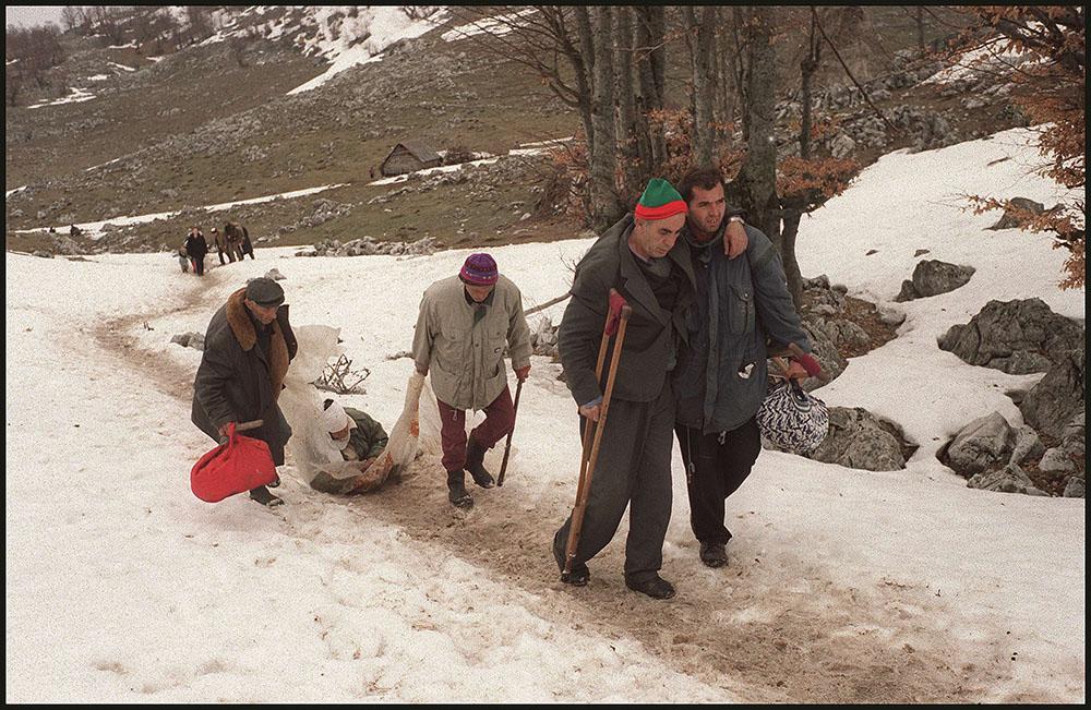 April 1999, Kosovo Refugees from Kosovo heading for Montenegro, crossing the mountain between Jablanica (Kosovo) and Rosaje (Montenegro)