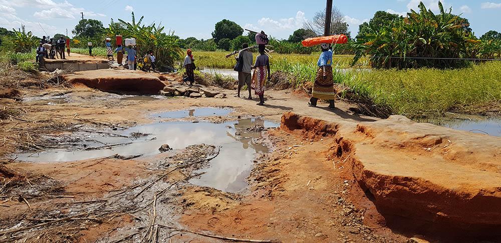 The road to Metuge is heavily damaged due to the cyclone and rains, making some areas difficult to reach by car and with equipment 