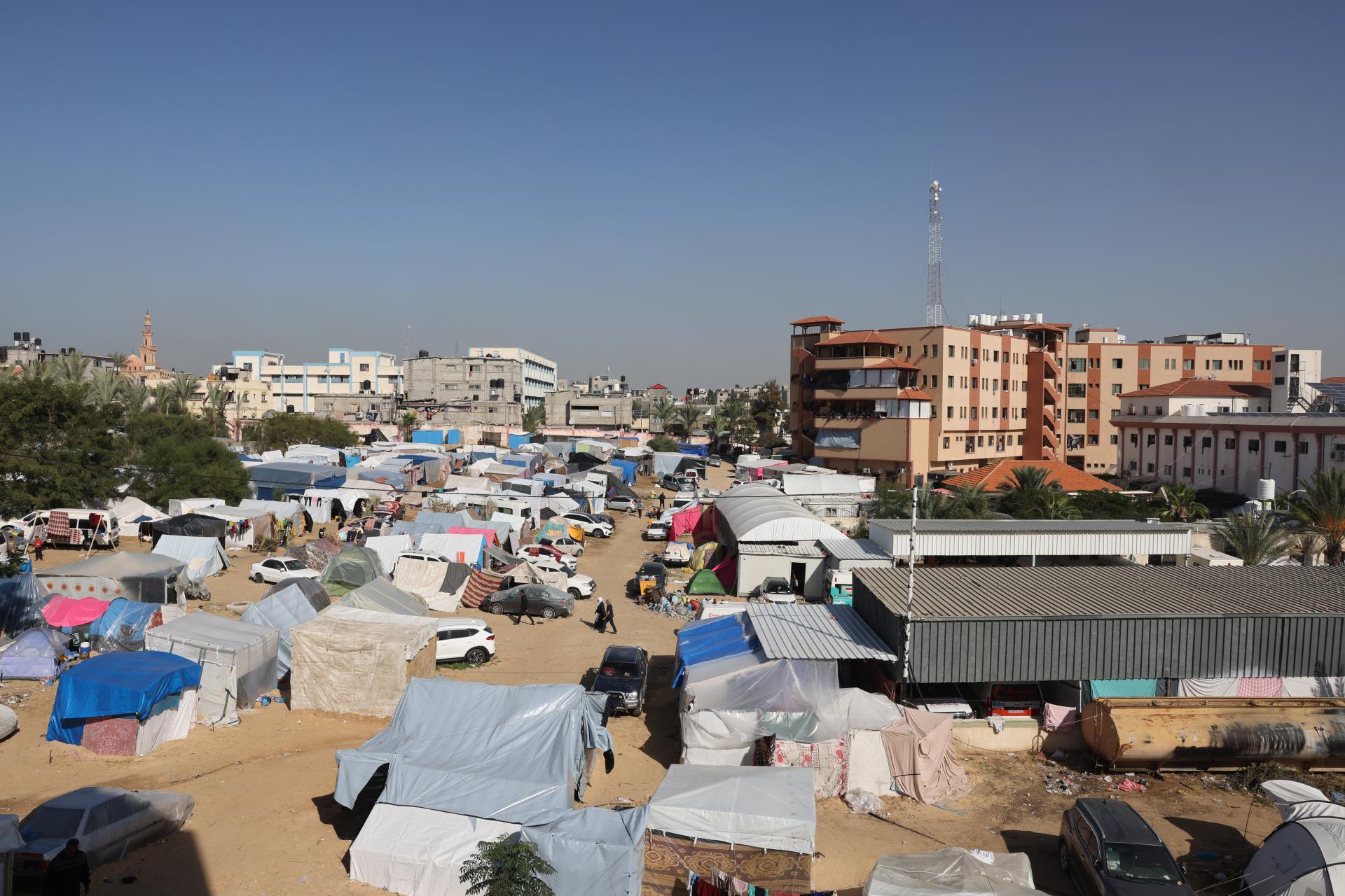 Hundreds of displaced people camp in temporary shelters in the vicinity of Nasser hospital, southern Gaza. Gaza Strip, Palestine
