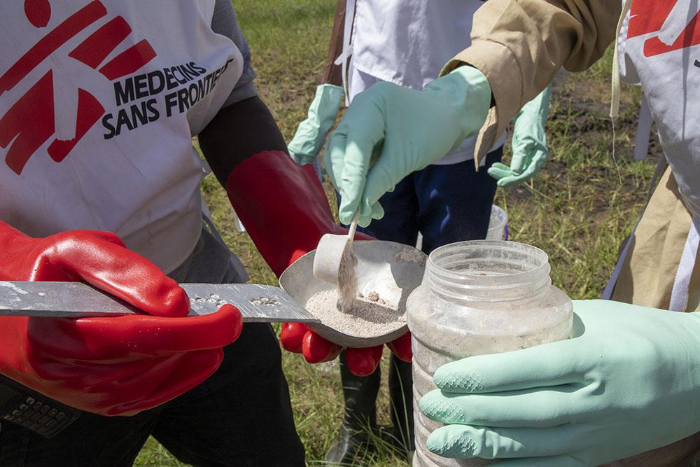 Once the water points are identified, the MSF team observe the level of larvae that exists. Then, they assess the necessary quantity of insecticides to use for each point according to the technical criteria the MSF agents have.