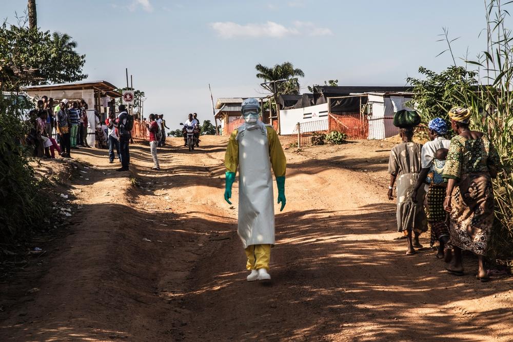 An MSF staff member going to examine an Ebola patient