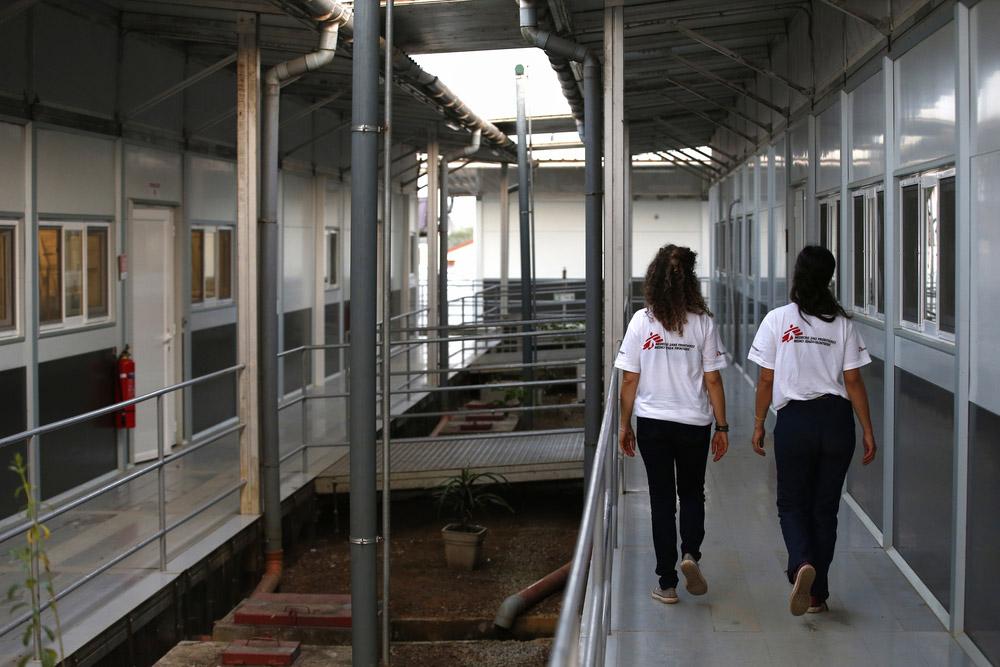 Picture of MSF staff walking through corridors of Kenema Hospital in Sierra Leone