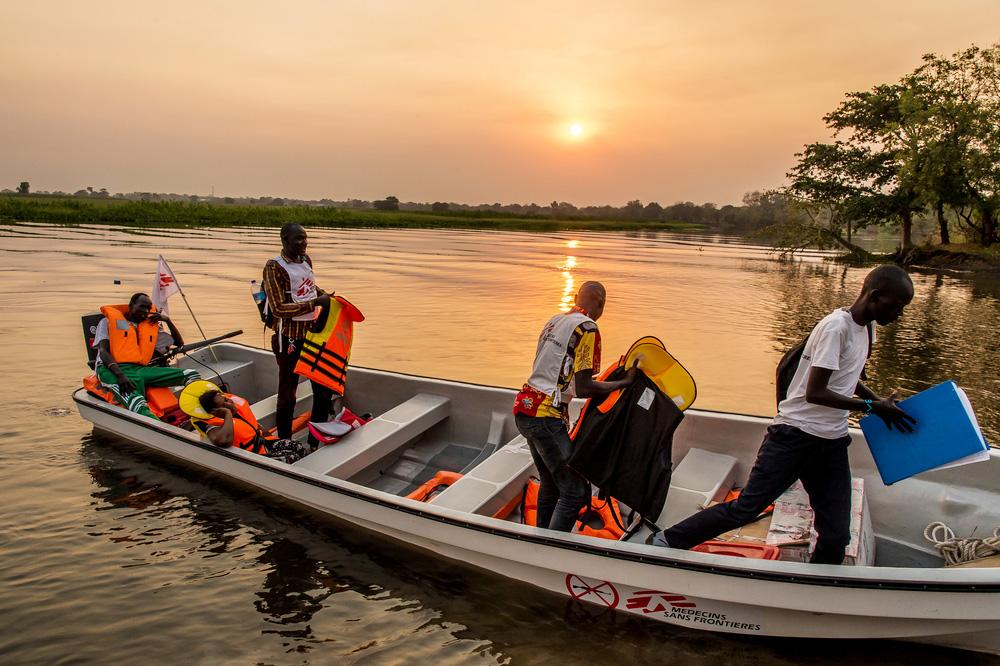 On a river bank in Akobo, South Sudan, MSF mobile team travels to Kier