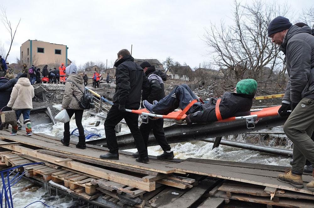 Stretcher of an old gentleman hard makeshift bridge