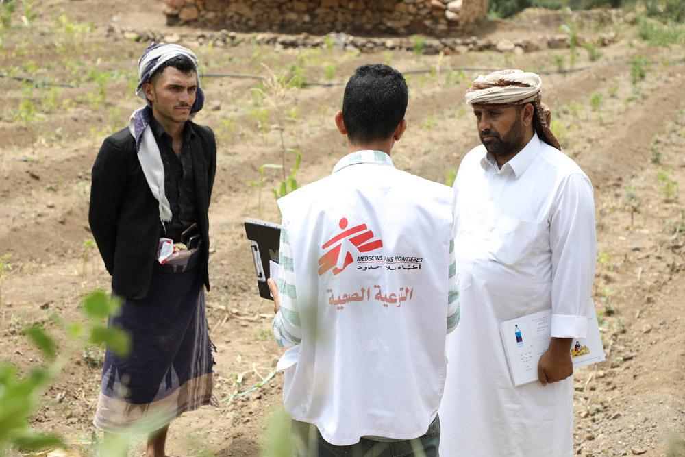 MSF staff talking to patients