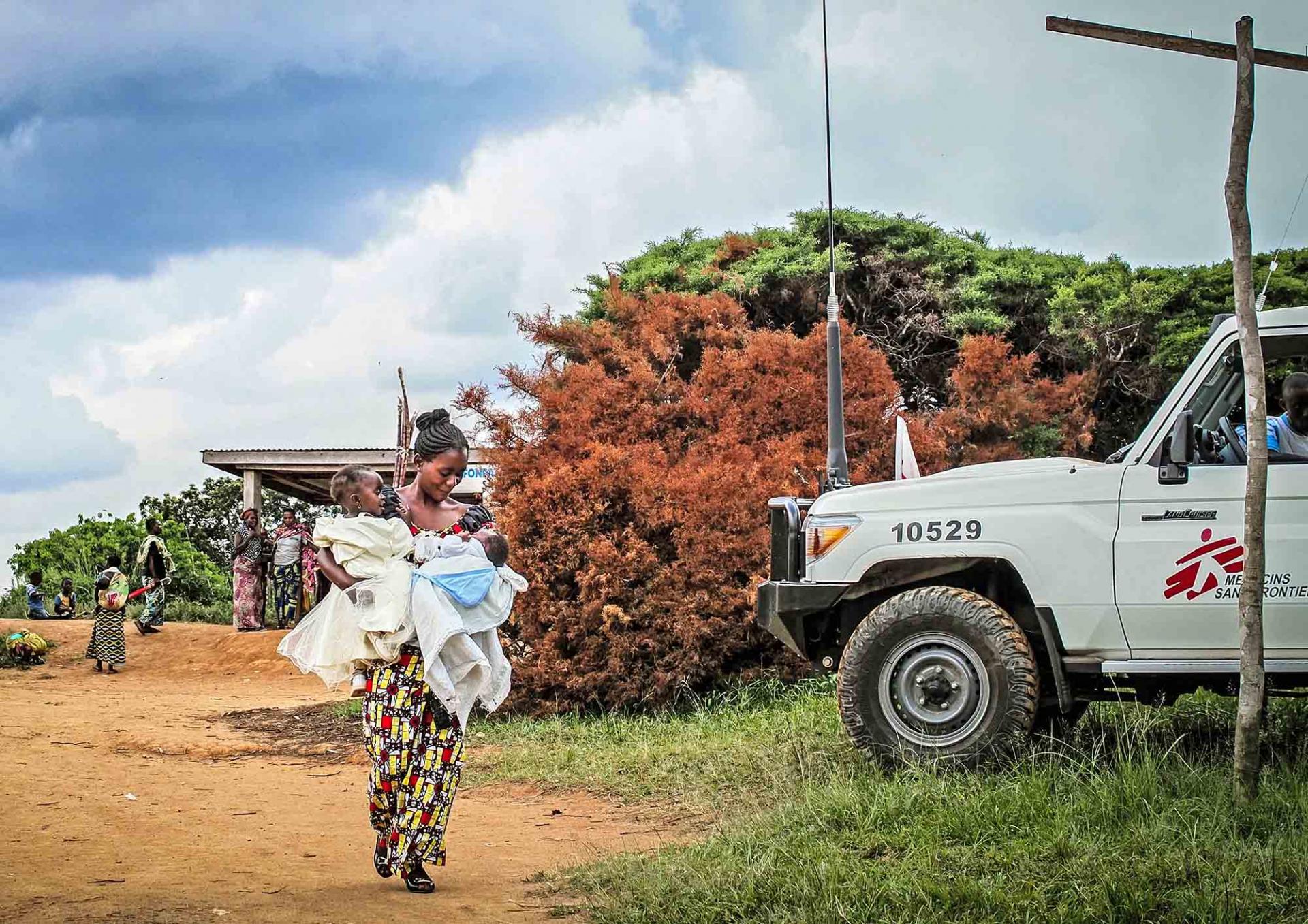 A mother arriving at Tchabi health centre with her children for polio vaccination