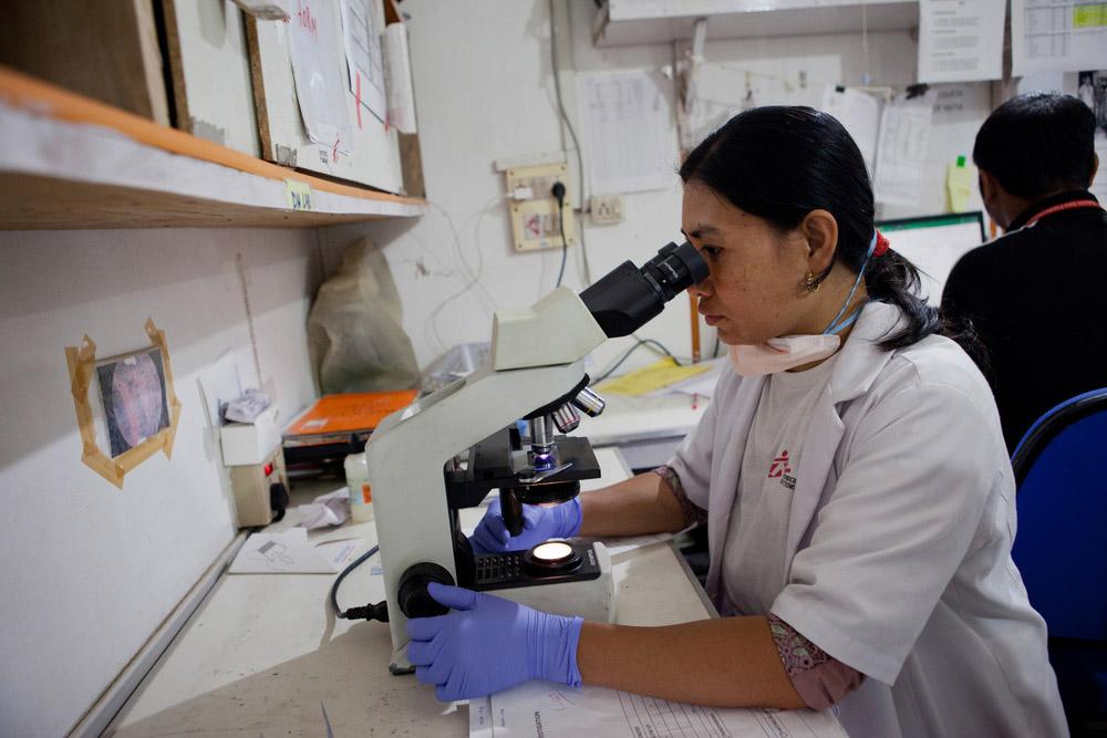 Sobita, MSF lab technician at the Churachandpur clinic, looks at TB samples under the microscope. 