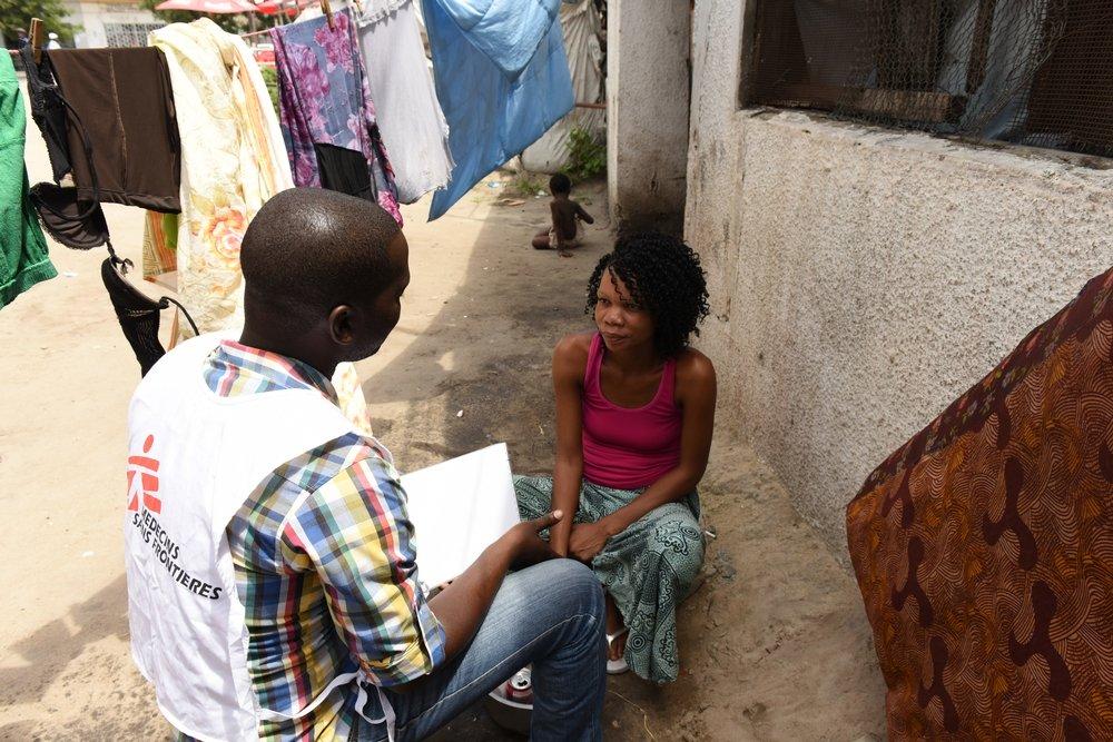 An MSF Counsellor speaking to a young woman from Zimbabwe. 