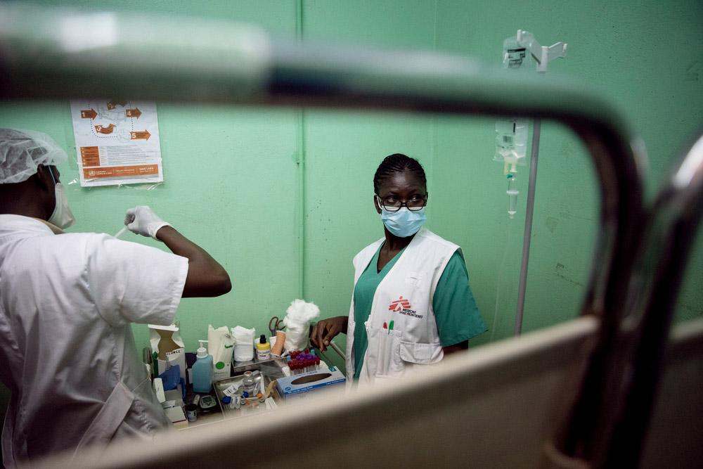 MSF nurse Josiane Wonzou stabilizes a patient in the sorting room of the Centre Hospitalier Universitaire Communautaire (CHUC) of Bangui, in the Central African Republic