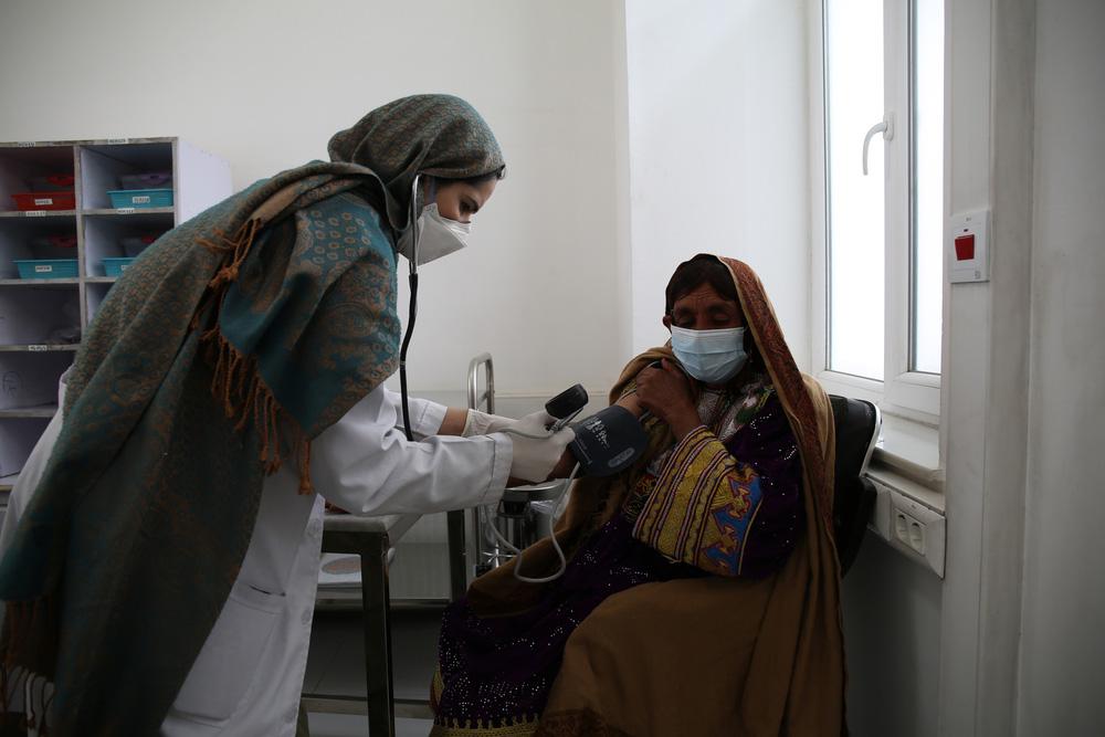 Doctors Without Borders (MSF) nurse Aziza Khushal checks Shahisto’s vitals signs 