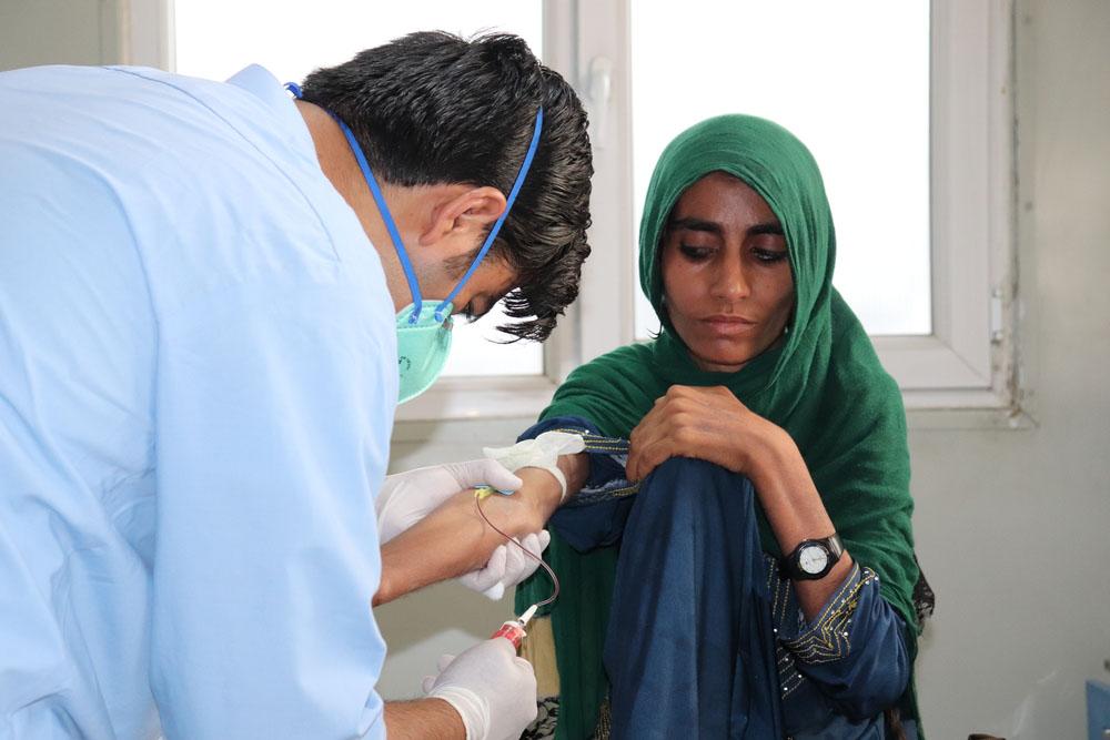 Picture of Badro Noor Mohammad  being examined by MSF staff at Kandahar
