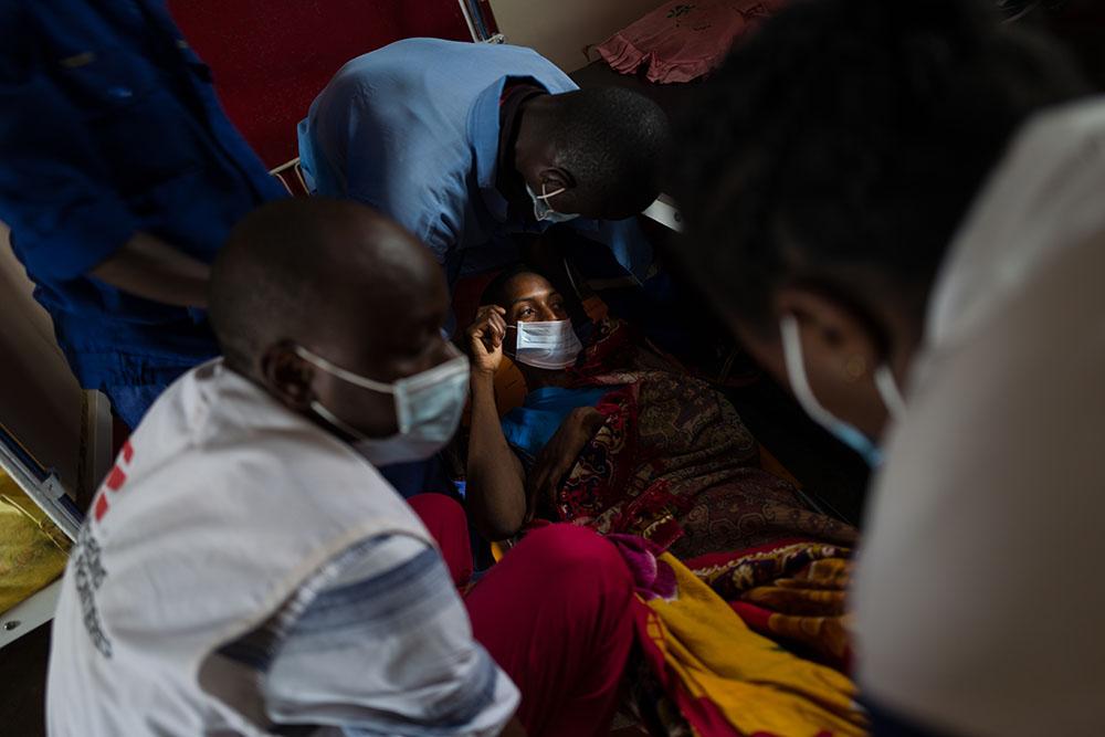 Doctors from the Bambari hospital prepare Sallet Abdoulai's departure and transport him to the MSF vehicle. 