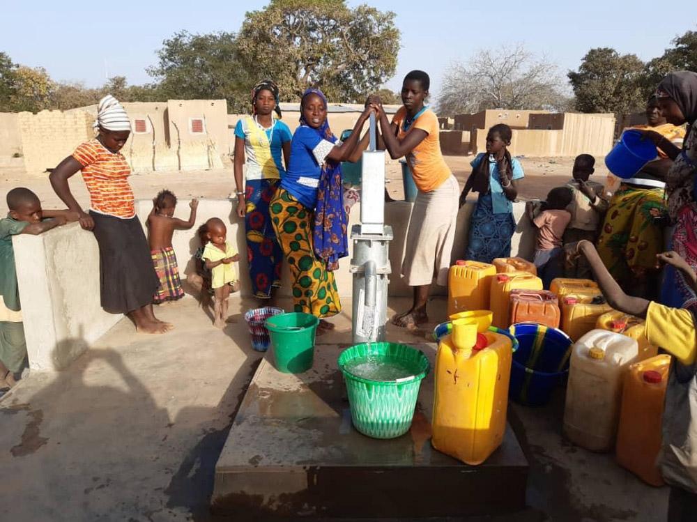 People collecting water in Eastern Burkina Faso