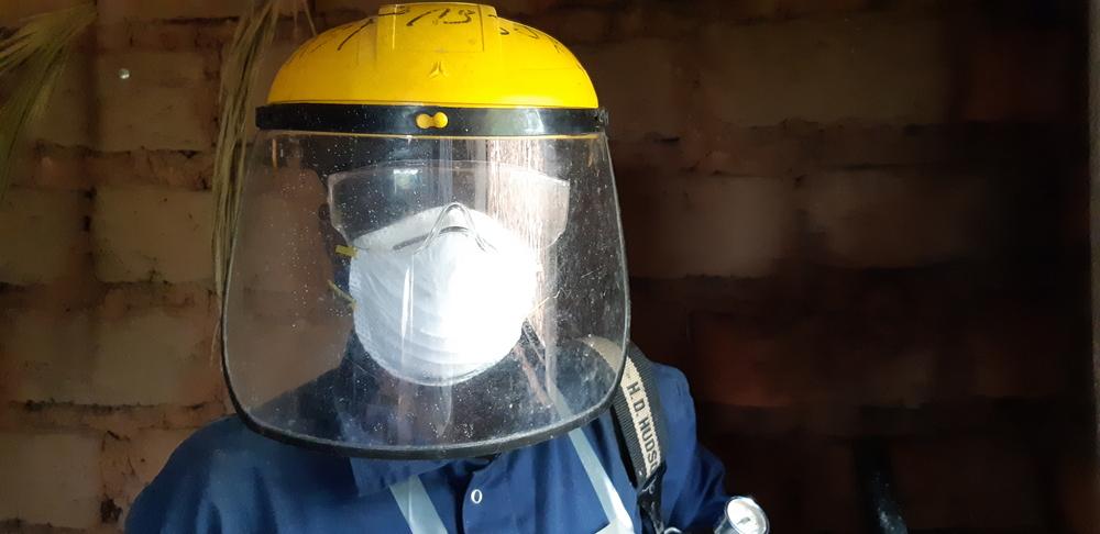 A sprayer is getting ready to treat a house against mosquitoes on the Ruyaga hill, Kinyinya health district.