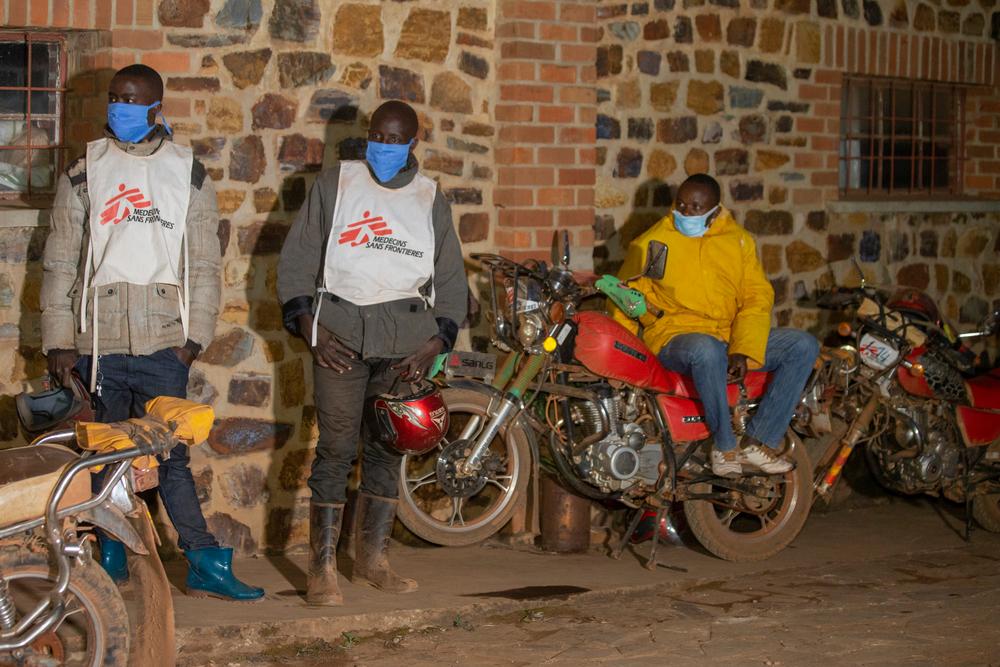 A team is getting ready to leave the Gisuru base to go treat houses against mosquitoes in the Kinyinya health district.