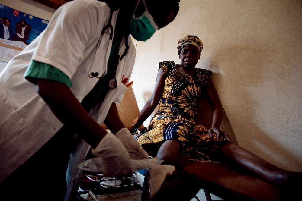 A picture of a patient receiving HIV treatment in hospital.