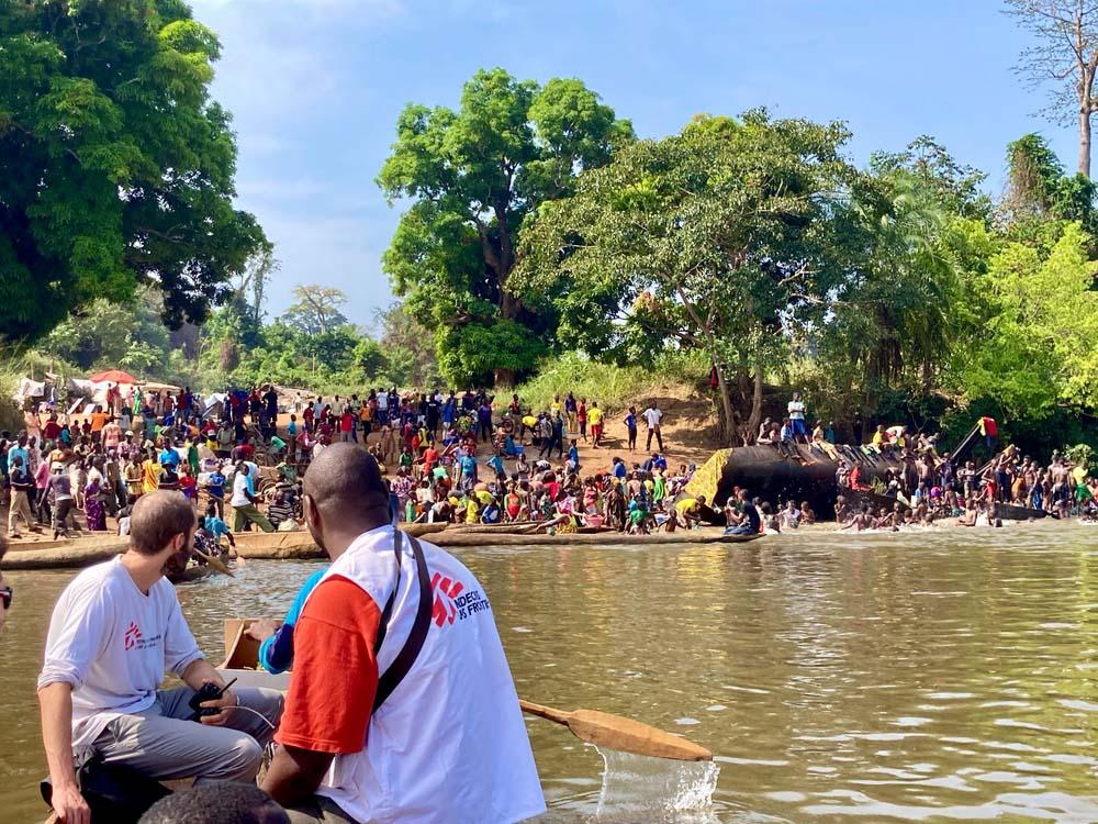 A picture of MSF staff crossing the Mbomou river to reach Ndu, in DRC, where thousands of people from the Central African Republic sought refuge 