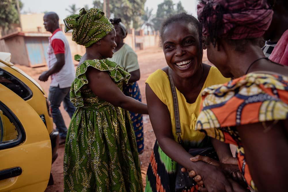 A picture of Frances sister saying goodbye to other patients at SICA hospital