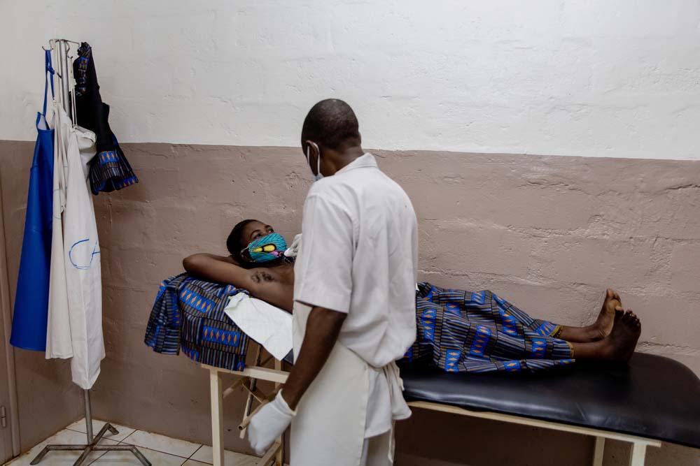 A picture of MSF staff changing France’s wound dressing on 25 January 2021 at MSF’s SICA Hospital.