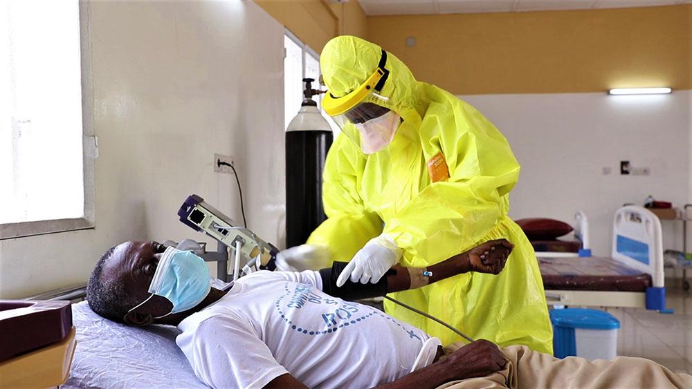  Banza Ilunga, clinical doctor at the COVID19 Treatment Center (CTCO) housed by the Referral Kinkole Hospital (HGR), takes care of hospitalized patients in this establishment on the downtown of Kinshasa, the capital of the Democratic Republic of the Congo (DRC). The CTCO, supported by Médecins Sans Frontières (MSF) since July 2021, takes care of simple to severe cases without fees in a unit with 30 beds.