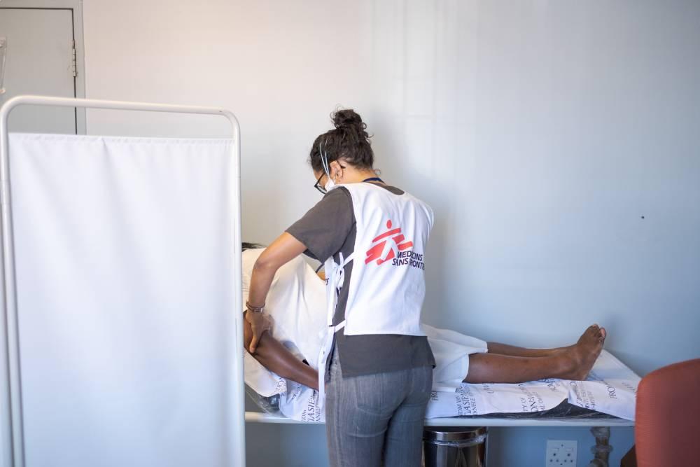 MSF’s Dr. Kirsten Arendse examines a service user in Nolungile Community Health Centre ARV Clinic in Khayelitsha in the Western Cape. The ARV club at Nolungile treats service users holistically for all their problems in a single visit, so that they don’t have to visit other facilities, thereby exposing them to greater risk of COVID-19 infection. 