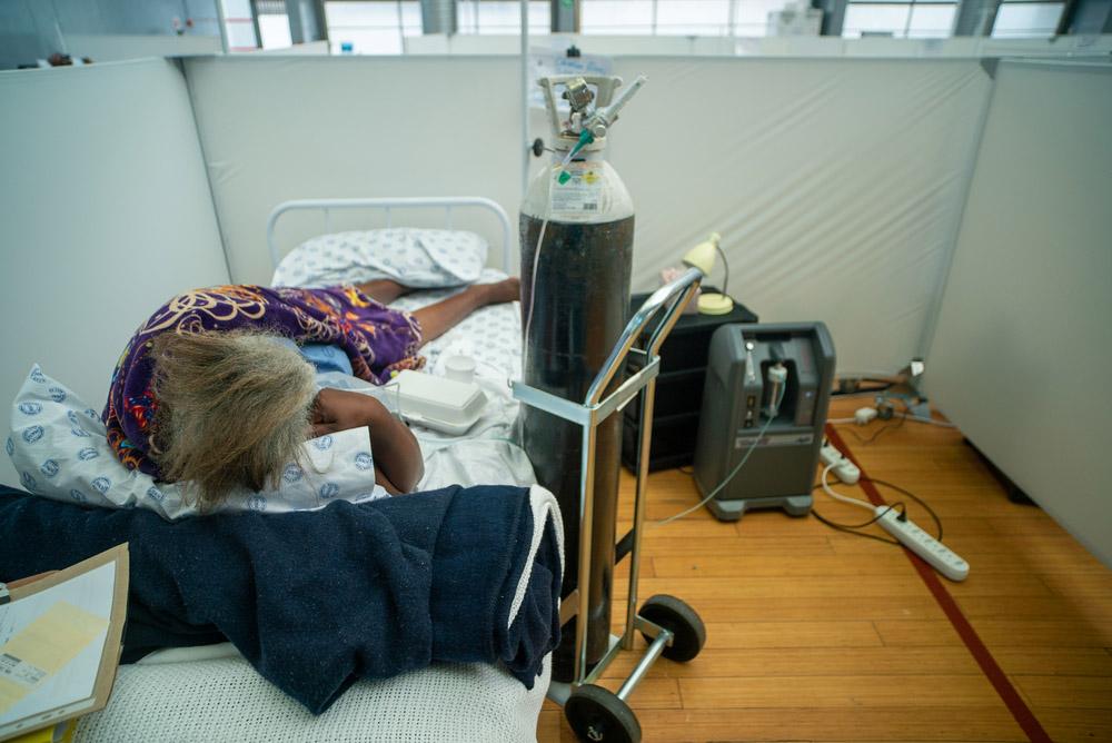 A picture of a patient receiving oxygen treatment at Khayelitsha Field Hospital.
