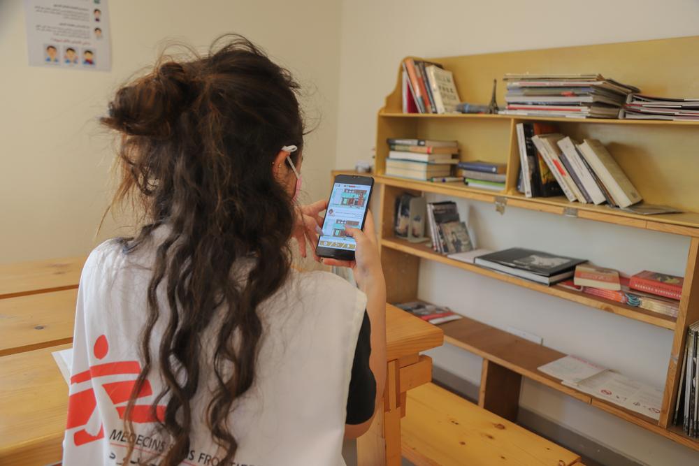 Picture of MSF healthworker using COVID-19 Quiz app
